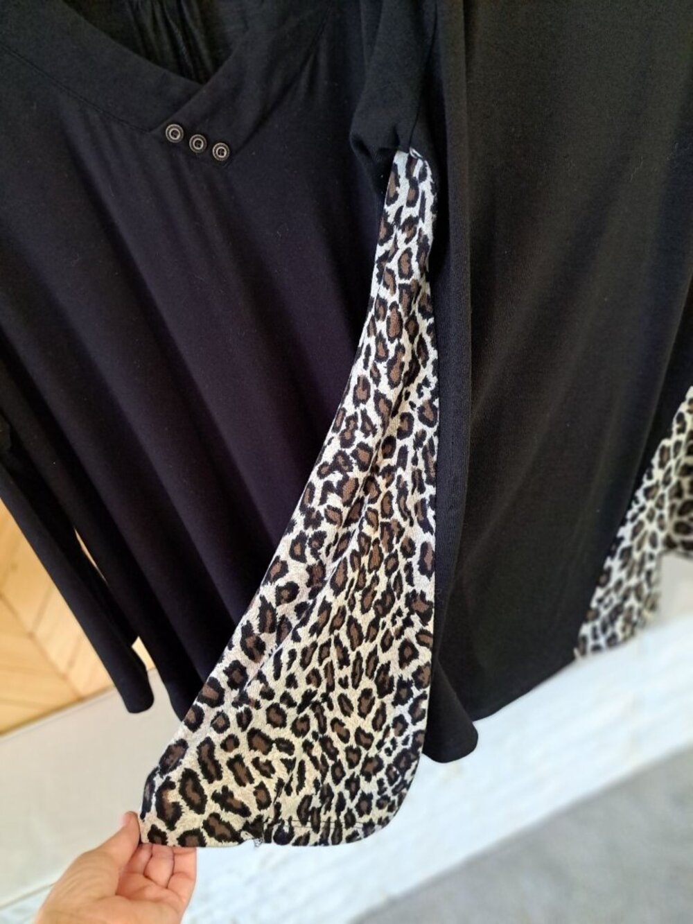 Larace 4X Lot of 2 Womens Black Tunic Tops Leopard Print Lightweight Comfortable - Picture 3 of 11